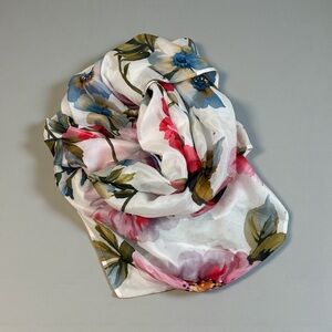 Punctuate Women’s 💯 Silk Watercolor Floral Print